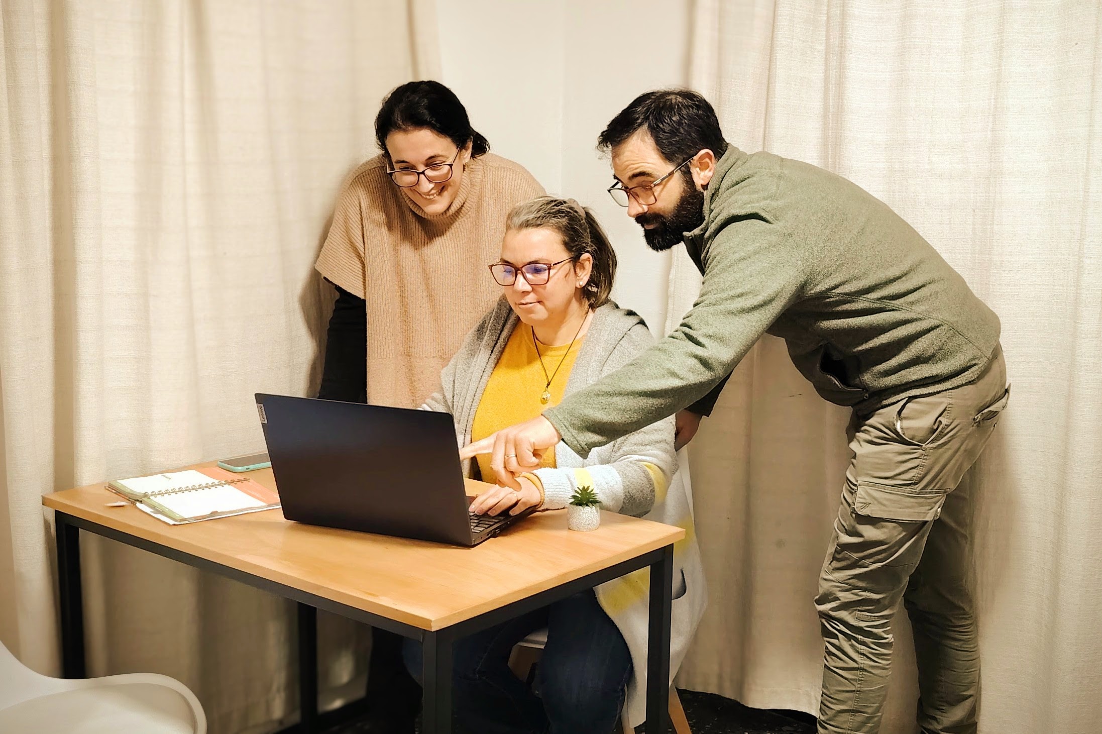 Equipo trabajando en TuRedProfesional